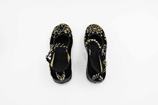 安全ピンのストラップシューズ